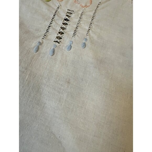 VTG Tablecloth Floral Embroidery Cutwork Scalloped Edges 130 x 65 Cottage Read - Picture 7 of 9